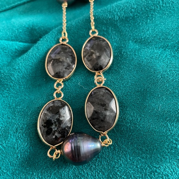 Long faux pearls with framed stones necklace - Picture 3 of 4